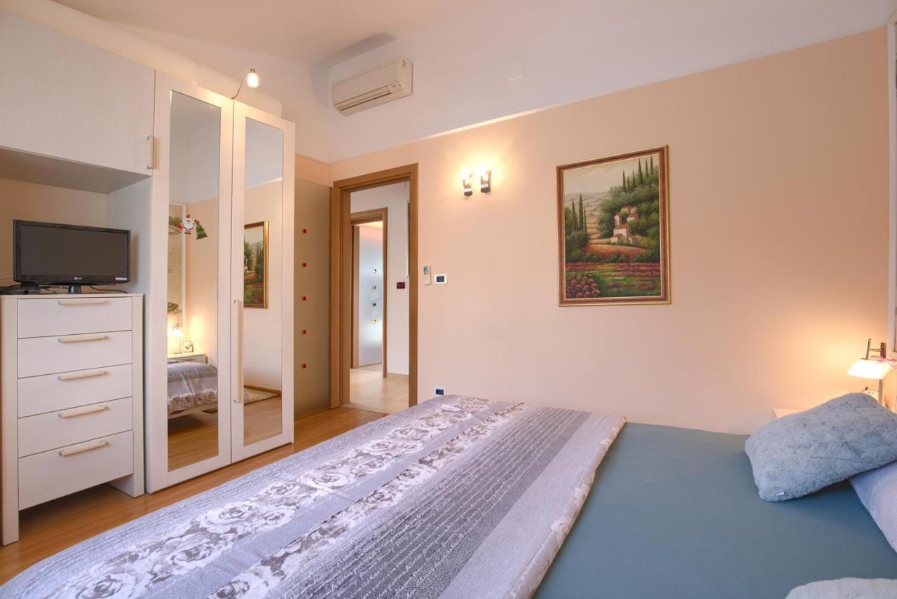 Tomisha Appartement Pjescana Uvala Buitenkant foto