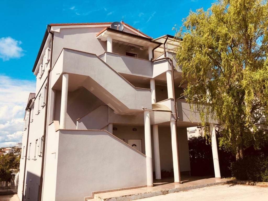 Tomisha Appartement Pjescana Uvala Buitenkant foto